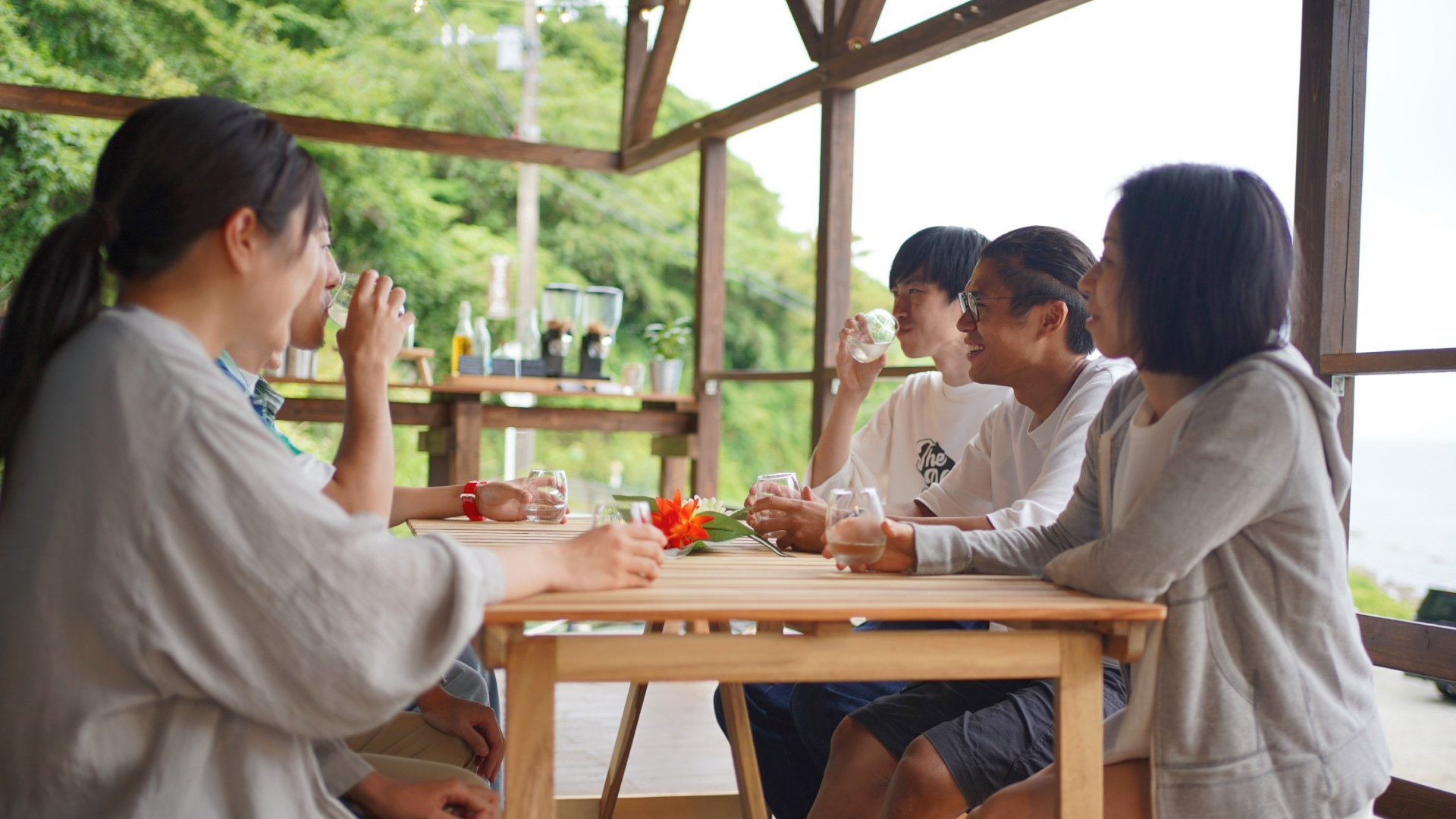 談笑する人々