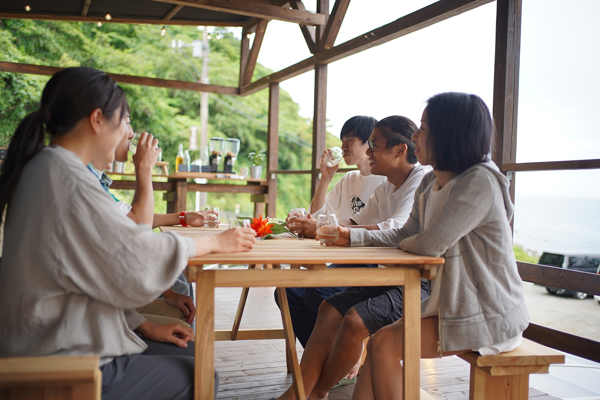 ダイビングの思い出話に花を咲かせて。テラスで過ごす時間は、かけがえのない宝物になります。