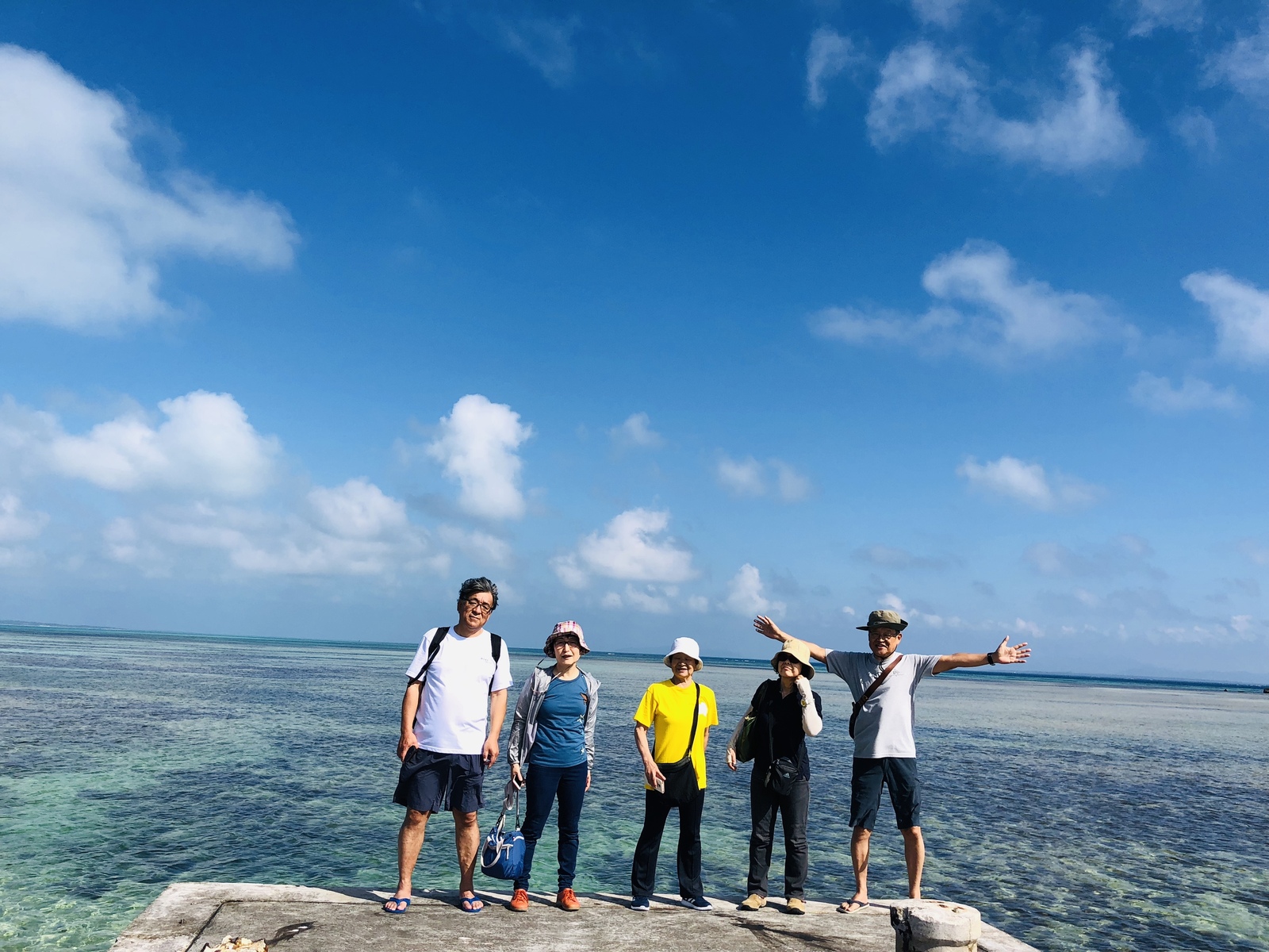 美しい海と空の下で、最高の笑顔を私たちと一緒に残しませんか？