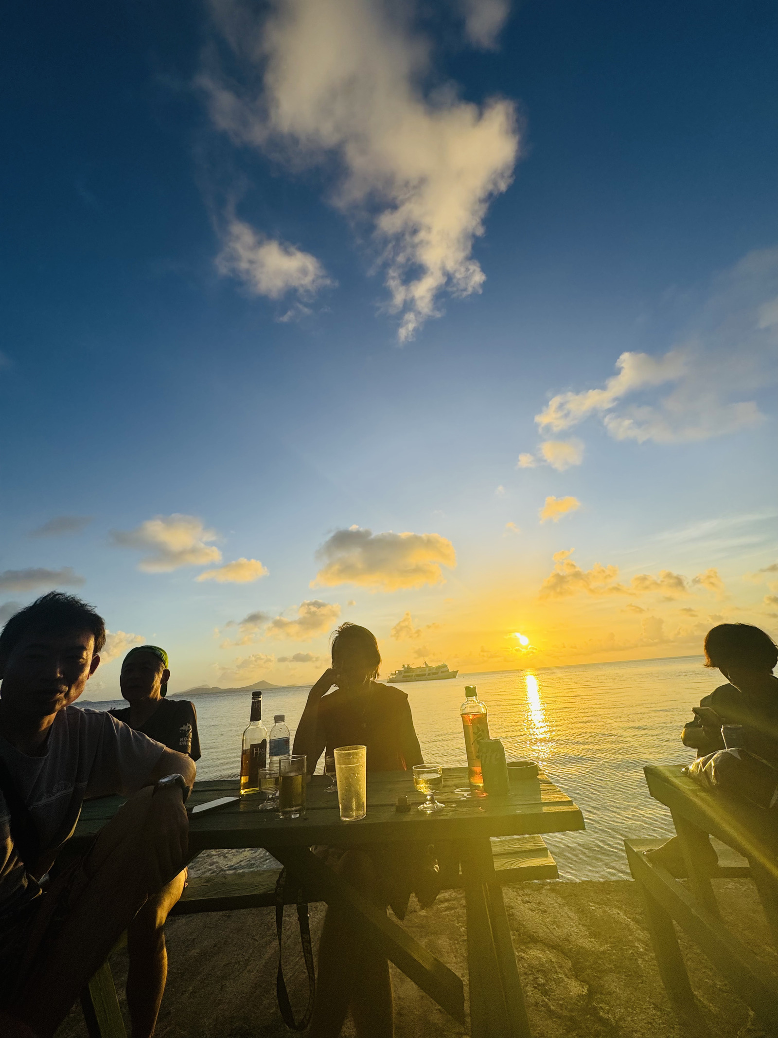 海に潜るだけじゃない、この美しい夕日を最高の仲間と分かち合う時間も、私たちがお届けします！